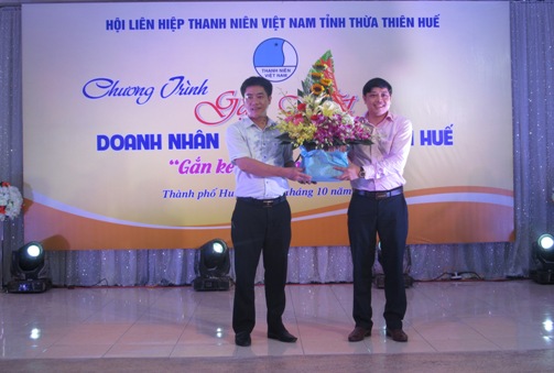 Bí thư Tỉnh đoàn Trần Gia Công tặng hoa chúc mừng Hội Doanh nghiệp trẻ tỉnh Thừa Thiên Huế